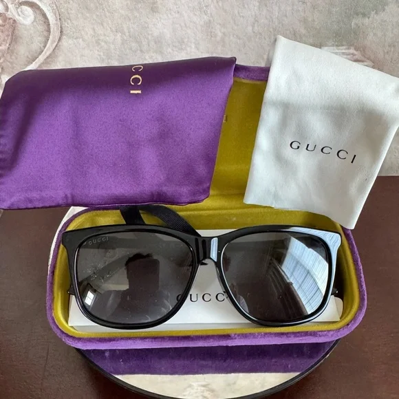 GUCCI BLACK CATEYE SUNGLASSES CASE DUST CLOTH SOFT CASE AND INFO display picture 2